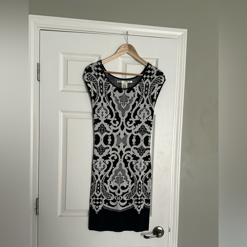 Black and White Short sleeve sweater dress